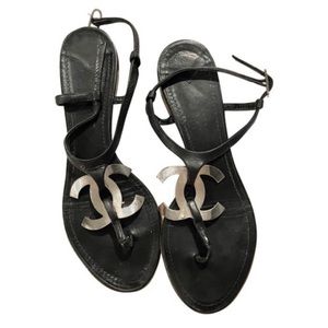 CHANEL large cc logo Entre doigts sandal